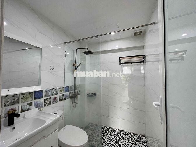 Trống sẵn căn hộ rộng rãi siêu thoáng mát, ban công.