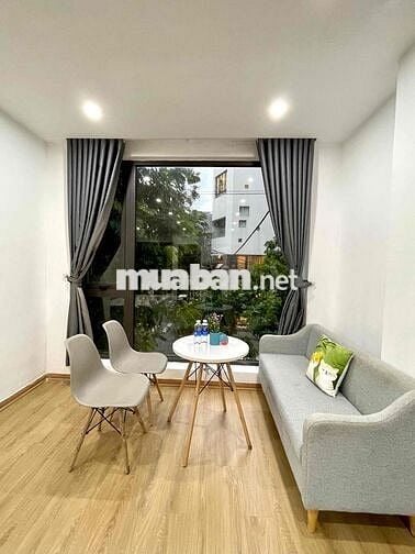 Trống sẵn căn hộ rộng rãi siêu thoáng mát, ban công.