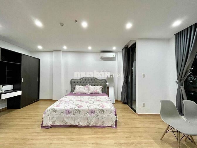 Trống sẵn căn hộ rộng rãi siêu thoáng mát, ban công.