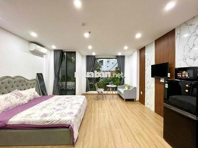 Trống sẵn căn hộ rộng rãi siêu thoáng mát, ban công.