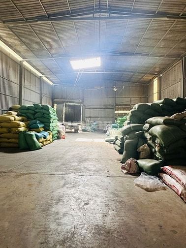 Cho thuê kho xưởng 2.160m² có VP, điện 3 pha, xe container, Bình Chánh