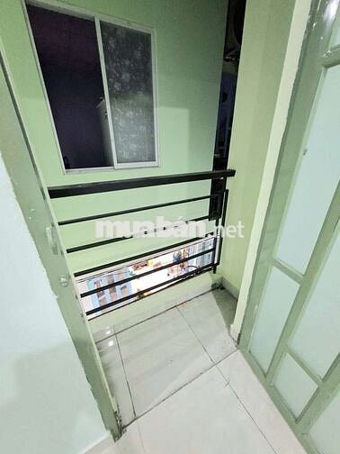 Nhà cho thue nguyên căn 4 triệu.bình hưng
Gần bến xe q8
Dt 4 ×5m i