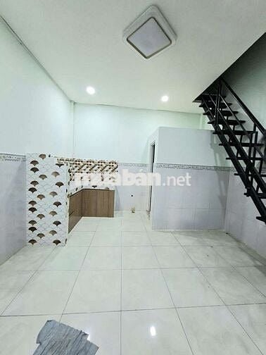 Nhà cho thue nguyên căn 4 triệu.bình hưng
Gần bến xe q8
Dt 4 ×5m i