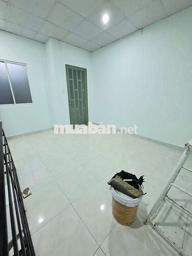 Nhà cho thue nguyên căn 4 triệu.bình hưng
Gần bến xe q8
Dt 4 ×5m i