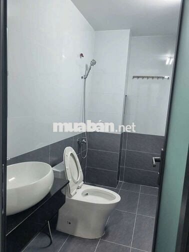 CẦN CHO THUÊ NHÀ P TTN Q12.DT 6,5x20. 1 trệt 3 Lầu. 5PN 5WS .nhà Mới