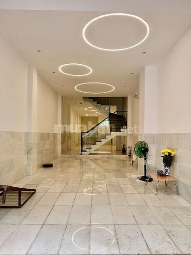 Cho thuê mặt bằng tầng trệt 127 Calmette, Q1