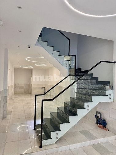 Cho thuê mặt bằng tầng trệt 127 Calmette, Q1