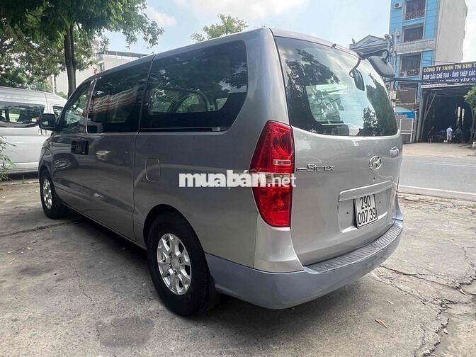 Hyundai Grand Starex 2010 Van 2.5 MT - 15000 km