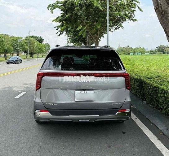 Kia Carnival 2025 Signature 2.2D - 8000 km
