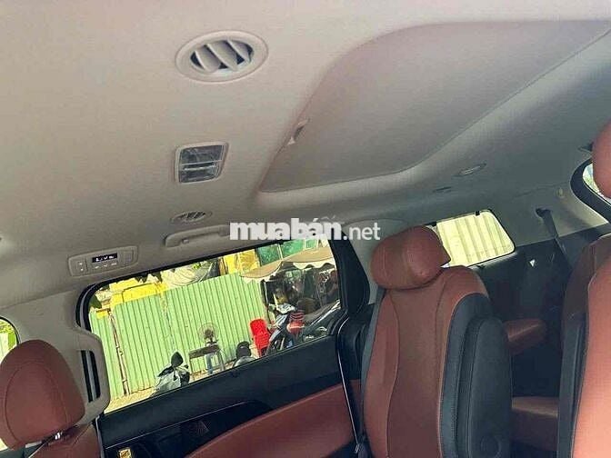 Kia Carnival 2025 Signature 2.2D - 8000 km