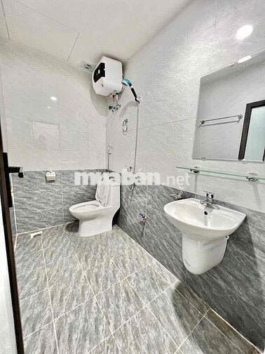 Cho thuê ccmn phố Định Công. Gác xép 30m2. Thang máy. Giá 4Tr6