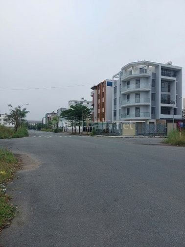 Bán lô góc 2 mặt tiền đường tại cát lái.Quận 2.Gần trường đại học UMT.
