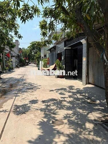 NHÀ ĐẸP 3PH NGỦ  MẶT TIỀN HẺM THÔNG GẦN CHỢ VÀ TRƯỜNG HỌC, VLA