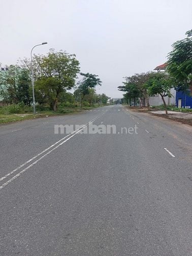 Bán lô góc 2 mặt tiền đường tại cát lái.Quận 2.Gần trường đại học UMT.