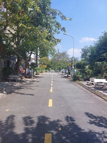 Bán lô góc 2 mặt tiền đường tại cát lái.Quận 2.Gần trường đại học UMT.