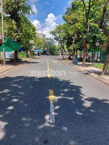 Bán lô góc 2 mặt tiền đường tại cát lái.Quận 2.Gần trường đại học UMT.