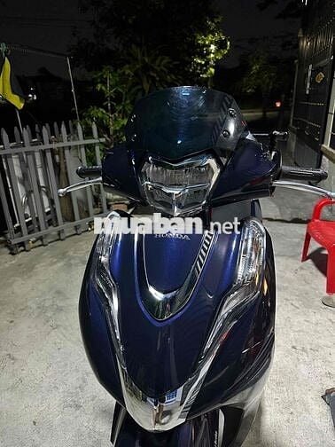 Xe nhà đang đi lead 2021