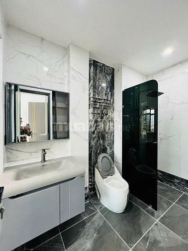 GIA ĐÌNH CẦN CHO THUÊ GẤP NHÀ DT 6.5x15M - ĐƯỜNG CAO THẮNG, TRUNG TÂM 