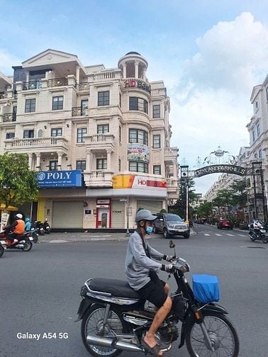 Nhà diện tích 5x20m 1 trệt 4 lầu, mặt tiền Nguyễn Văn Lượng