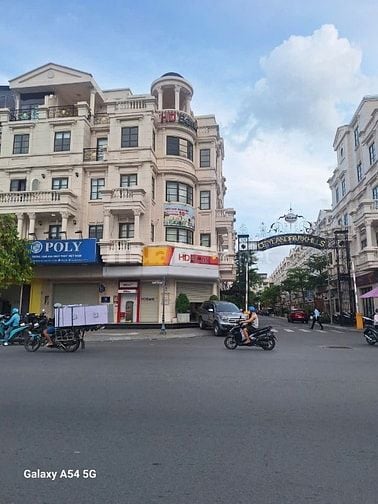 Nhà diện tích 5x20m 1 trệt 4 lầu, mặt tiền Nguyễn Văn Lượng