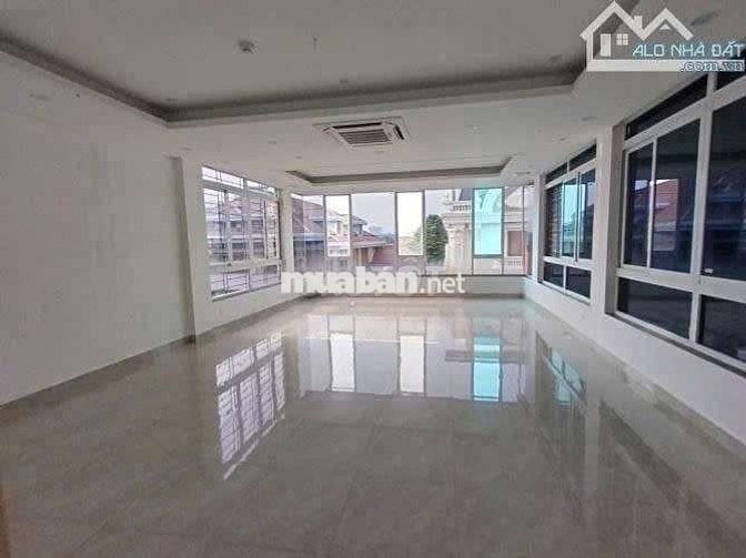Cho thuê nhà phố kinh doanh phố Việt Hưng 90 m , vỉa hè rộng 3 thoáng