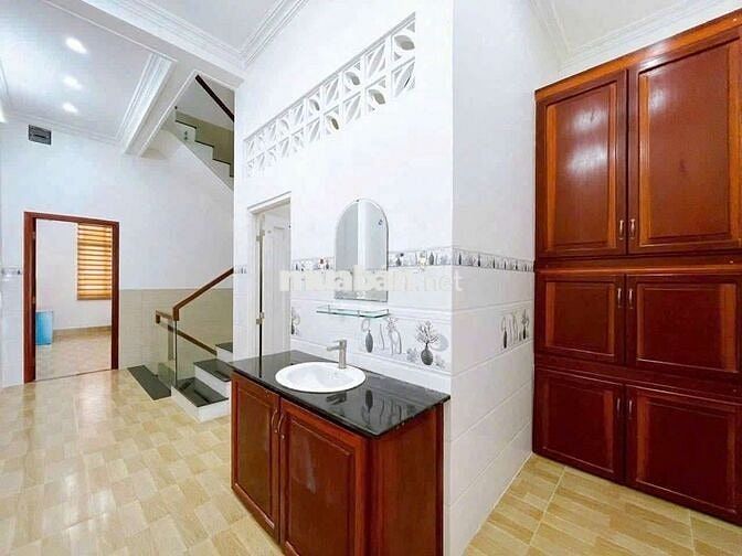 Nhà mới đẹp 2 lầu 4 máy lạnh KDC Đh Y Dược