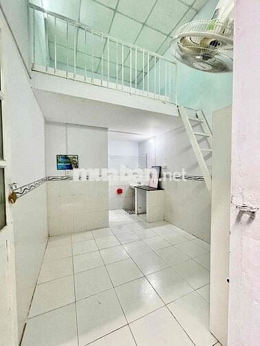 Phòng Có Gác Cao Nội Thất Cơ Bản Như Hình Cửa Sổ To Gần KCX Tân Thuận
