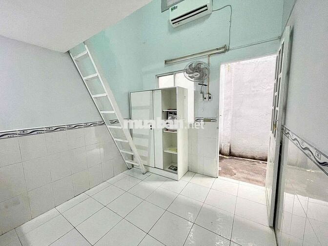 Phòng Có Gác Cao Nội Thất Cơ Bản Như Hình Cửa Sổ To Gần KCX Tân Thuận