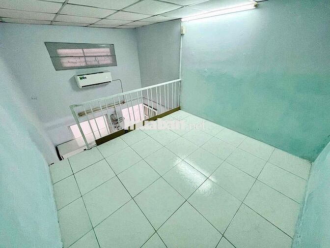 Phòng Có Gác Cao Nội Thất Cơ Bản Như Hình Cửa Sổ To Gần KCX Tân Thuận