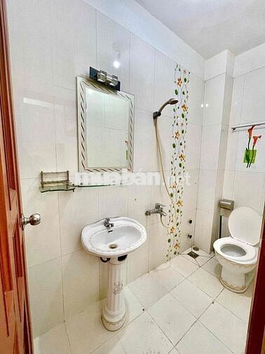 Cho thuê gấp căn hộ giá rẻ hiếm hoi nhà vệ sinh riêng bếp riêng không