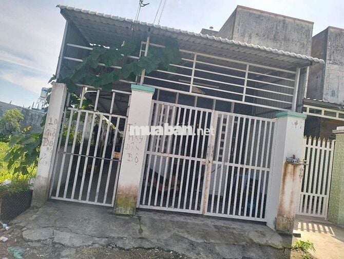 Đất thổ có 5phòng trọ căn nhà cấp 4 mặt tiền giá 1tỷ 9.thanh phú blức