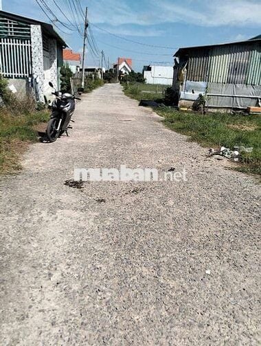 Đất thổ có 5phòng trọ căn nhà cấp 4 mặt tiền giá 1tỷ 9.thanh phú blức