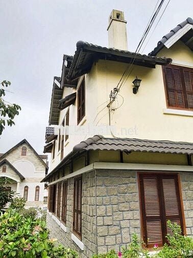 Bán lô đất mặt tiền Lê Hồng Phong - *Diện tích*: 1458m² với 300m² ODT