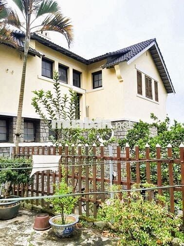 Bán lô đất mặt tiền Lê Hồng Phong - *Diện tích*: 1458m² với 300m² ODT