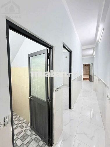 CHO THUÊ NHÀ TRỆT LẦU 586 MẶT TIỀN 6TR 70MV  16m 3PN 2WC