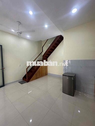 Cho thuê nhà ngay chợ Phạm Văn Hai, mới ở liền 9.5tr