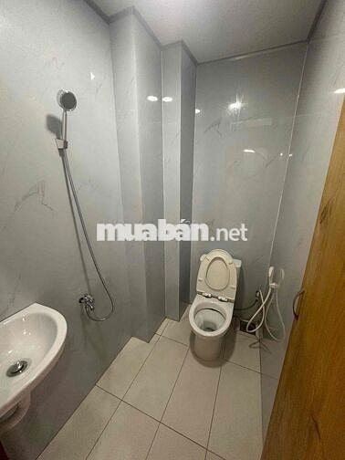Cho thuê nhà ngay chợ Phạm Văn Hai, mới ở liền 9.5tr