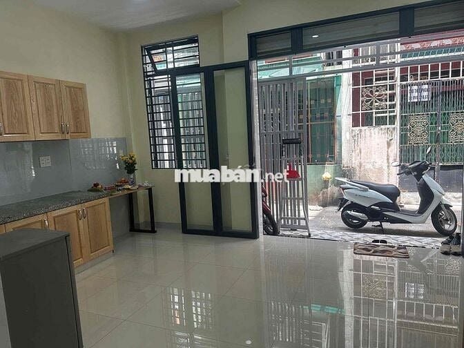 Cho thuê nhà ngay chợ Phạm Văn Hai, mới ở liền 9.5tr