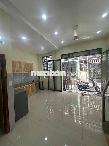 Cho thuê nhà ngay chợ Phạm Văn Hai, mới ở liền 9.5tr