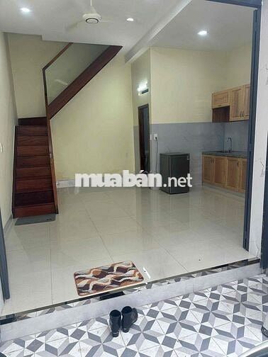 Cho thuê nhà ngay chợ Phạm Văn Hai, mới ở liền 9.5tr