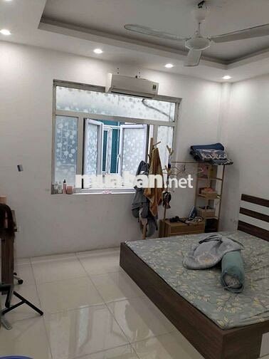 Phòng 25m2 đủ đồ cơ bản, thang máy. Cửa sổ, ban công tại Tam Trinh