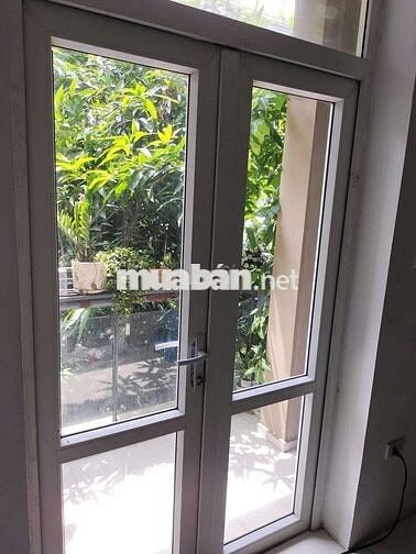 Phòng 25m2 đủ đồ cơ bản, thang máy. Cửa sổ, ban công tại Tam Trinh
