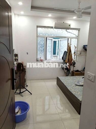 Phòng 25m2 đủ đồ cơ bản, thang máy. Cửa sổ, ban công tại Tam Trinh