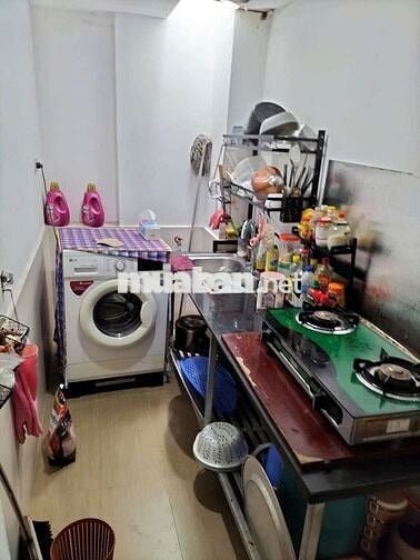 Phòng 25m2 đủ đồ cơ bản, thang máy. Cửa sổ, ban công tại Tam Trinh