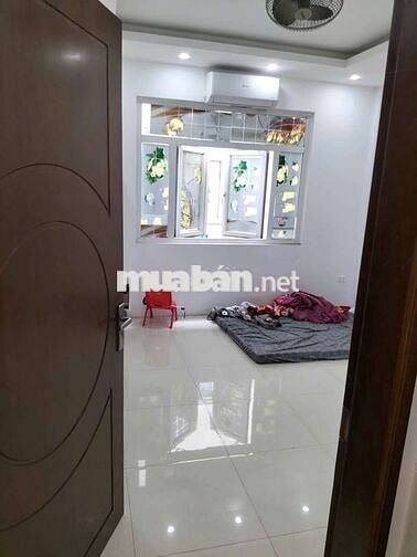 Phòng 25m2 đủ đồ cơ bản, thang máy. Cửa sổ, ban công tại Tam Trinh