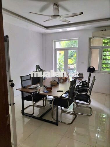 Phòng 25m2 đủ đồ cơ bản, thang máy. Cửa sổ, ban công tại Tam Trinh