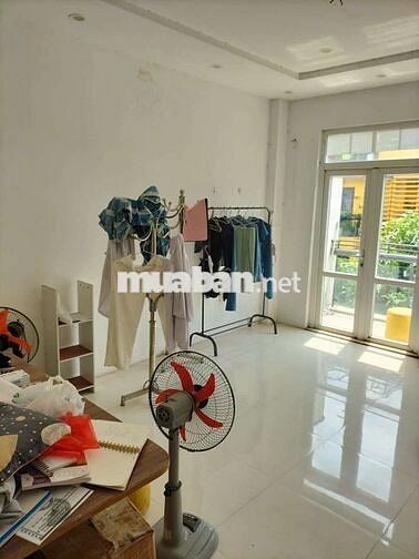 Phòng 25m2 đủ đồ cơ bản, thang máy. Cửa sổ, ban công tại Tam Trinh