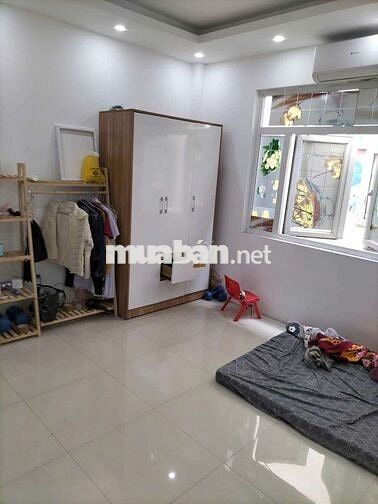 Phòng 25m2 đủ đồ cơ bản, thang máy. Cửa sổ, ban công tại Tam Trinh