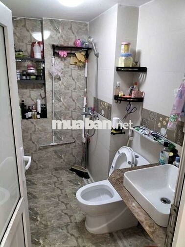 Phòng 25m2 đủ đồ cơ bản, thang máy. Cửa sổ, ban công tại Tam Trinh