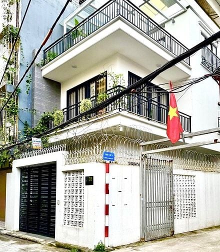 Giảm 1.5 tỷ Giá bán đất có Biệt thự sân vườn 4 tầng Thạch Bàn, Dt 110m